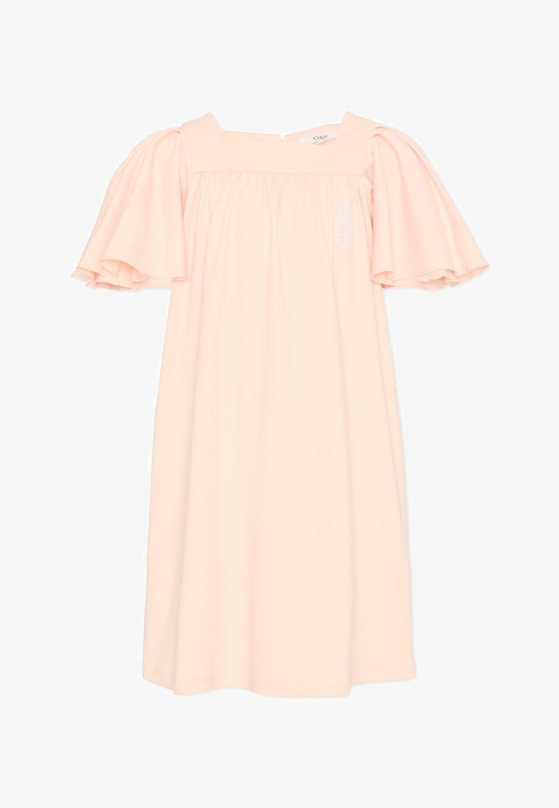 Jasnoróżowa sukienka z krótkimi, falbankowymi rękawami, kwadratowym dekoltem i marszczeniami na górze. Miękki materiał i długość do kolan.