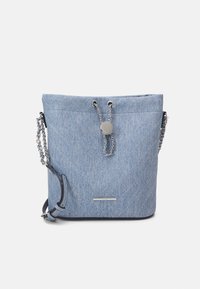 Niebieska jeansowa torba typu bucket z pikowanym wzorem, srebrnym łańcuszkiem jako paskiem, okrągłym metalicznym zapięciem i małą metką marki z przodu.