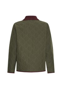 Quiltet jakke i olivengrøn med en maroon krave, lange ærmer og kontrasterende maroon kant, med en diamantmønster tekstur.