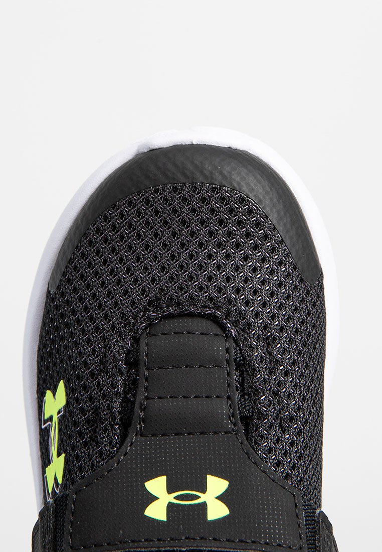 Scarpa sportiva nera con tomaia in rete, suola in gomma e accenti verde neon. Presenta una linguetta imbottita e una fodera in tessuto per il comfort.