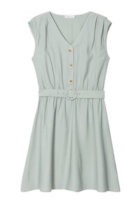 Robe vert clair avec un col en V, des manches courtes, une fermeture à boutons sur le devant, et une ceinture assortie avec une boucle ronde. Tissu doux avec des détails plissés.