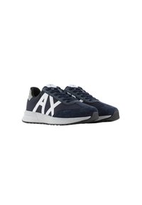 Zapatillas de deporte azul marino que combinan materiales de ante y malla, con un logo blanco destacado, suela negra y diseño de cordones para un ajuste seguro.