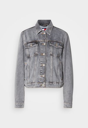 Grå denimjakke med en kortet design, to brystlommer, knappelukking og synlige sømdetaljer. Lange ermer med mansjetter.