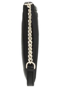 Černé kožené psaníčko s prošívanou texturou, vybavené výrazným stříbrným řetízkem a plochým profilem. Na vrchu je zapínání na zip.