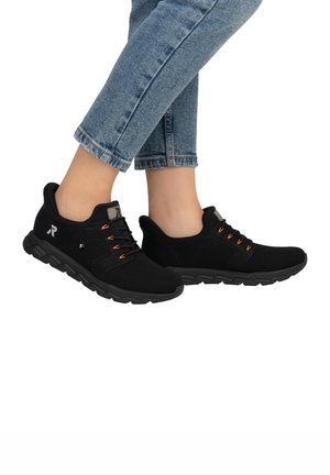 Baskets de sport noires avec tige en mesh, dotées de lacets et d'accents orange. Semelle légère avec un profil texturé pour une meilleure adhérence.