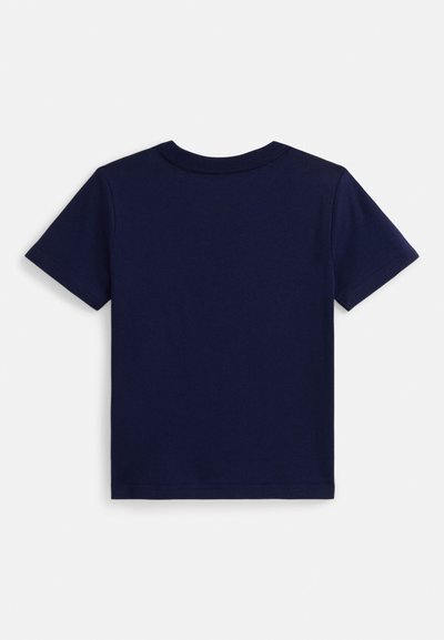 Marineblå kortermet t-skjorte med rund hals. Laget av mykt stoff med jevn tekstur og enkelt design. Ingen synlige mønstre eller detaljer.