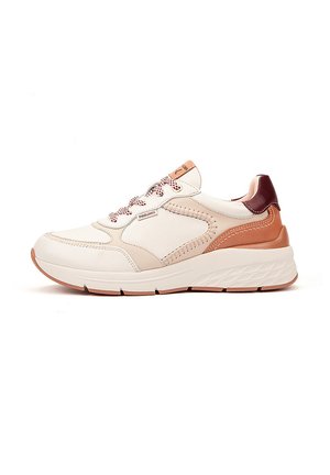 Des baskets en cuir de couleur crème avec des accents marron. Les caractéristiques comprennent des panneaux latéraux texturés, des lacets à motifs et une semelle épaisse.