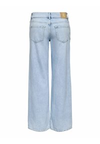 Jean large de couleur bleu clair vu de dos, avec deux poches arrière et une étiquette de marque en cuir marron sur la ceinture.