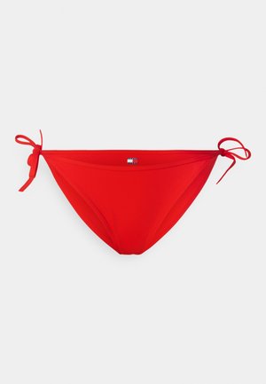 Rød bikini bunn laget av glatt stoff, med justerbare bånd på hver side og en liten merkevarelogo i fronten.