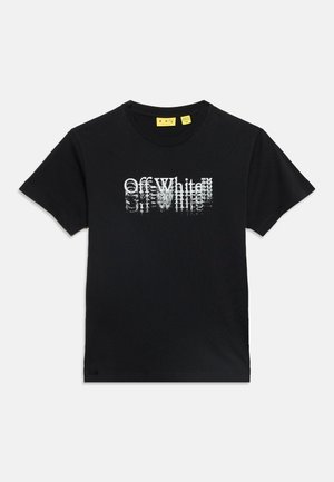 Camiseta negra de manga corta con logo de texto blanco distorsionado "Off-White" centrado en la parte delantera y cuello redondo.