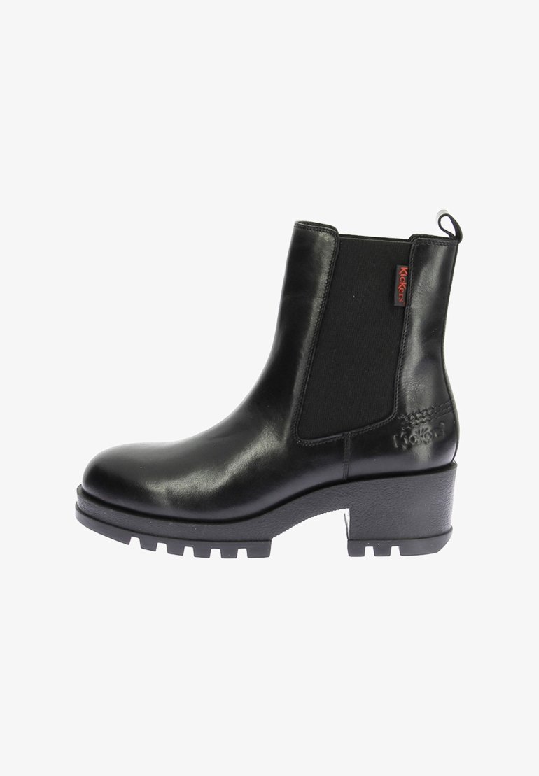 Stivaletto in pelle nera con tacco a zeppa, pannelli laterali elasticizzati e linguetta posteriore. Presenta una suola texturizzata per aderenza e durata.