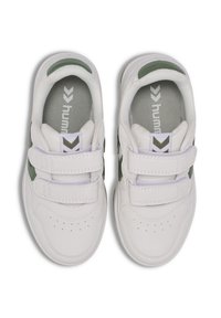 Weiße Sneakers mit grünen Akzenten, aus synthetischem Material, ausgestattet mit zwei Klettverschlüssen, durchlässiger Zehenbox und strukturiertem Sohlenprofil.