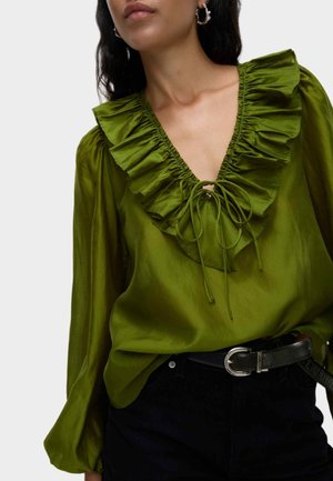 Groene satin blouse met lange pofmouwen, diepe V-hals en gerimpelde afwerking. Bevat een trekkoorddetail bij de hals en heeft een soepele textuur.