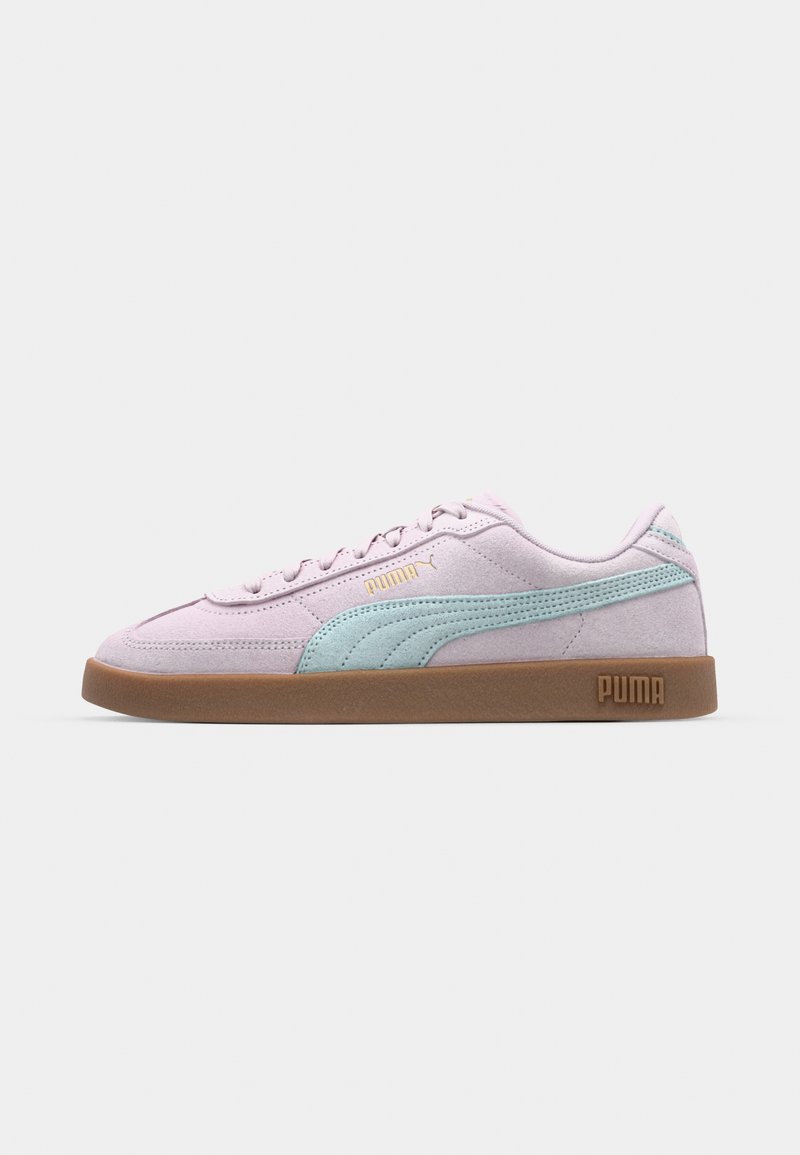Sneakers PUMA in suede rosa chiaro con accenti verde menta, design a lacci piatti, suola in gomma e logo impresso sul tallone.