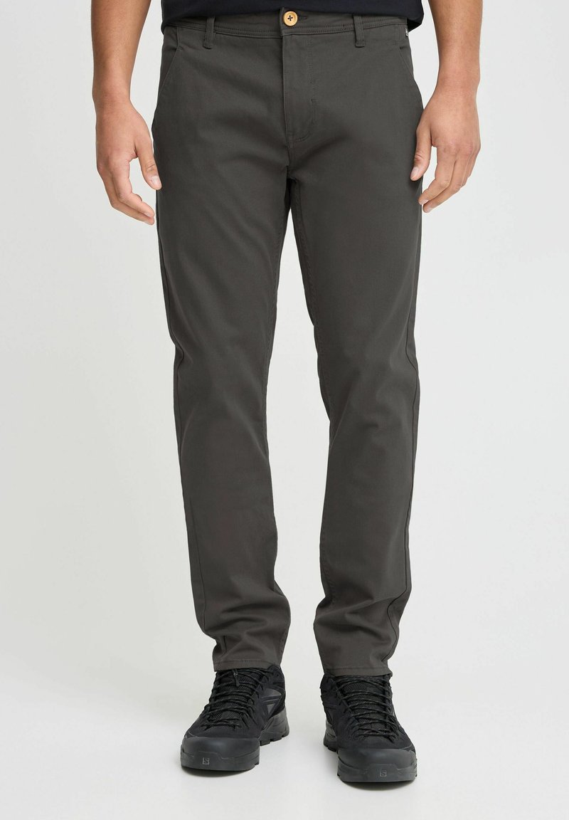 Donkergrijze chino's met een rechte pijp, gemaakt van een katoenmix, met contrasterende stiksels. Bevat een knoopsluiting en twee zijzakken.