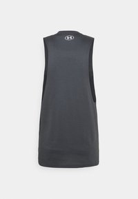 Camiseta atlética sin mangas gris oscuro con cuello redondo, con el logo de Under Armour en blanco en la parte superior de la espalda. Tela suave y ligera.