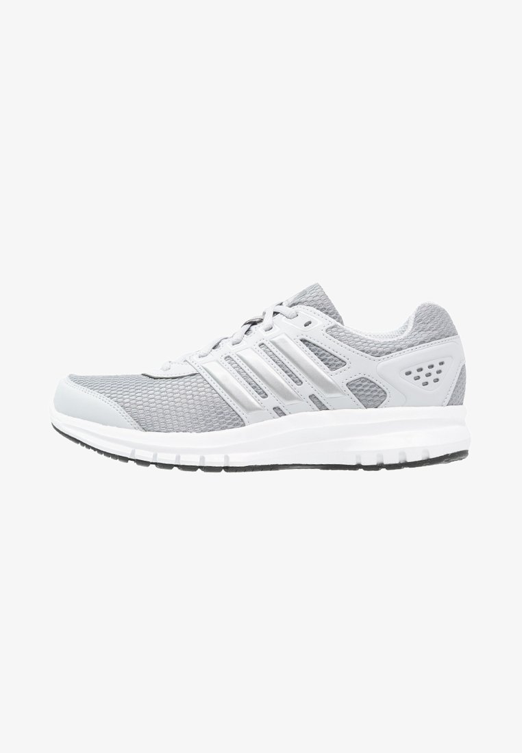 Chaussure de course en maille gris clair avec des surpiqûres synthétiques blanches, semelle blanche et semelle extérieure noire, vue latérale tournée vers la gauche.
