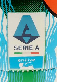 Logo della lega di calcio di Serie A con i colori della bandiera italiana e una toppa blu "enilive" su una maglia con un motivo verde e blu.