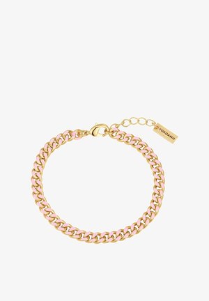 Pulsera de cadena de oro con acentos de esmalte rosa. Presenta eslabones entrelazados y un cierre de langosta. Incluye una etiqueta con el nombre de la marca "YOKOAMII."