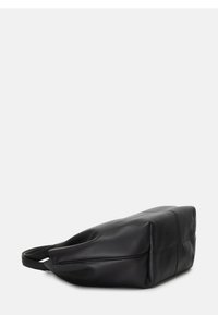 Borsa in pelle nera con una superficie morbida e lavorata. Forma rettangolare con una parte superiore curva e un manico singolo su un lato.
