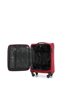 Valigia rigida rossa con superficie texturizzata, chiusure a zip, quattro ruote e un interno nero dotato di cinturini organizzativi e tasche.