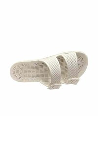 Sandali bianchi slip-on con design perforato, tre fasce larghe e suola testurizzata per una migliore aderenza. Realizzati in materiale leggero.