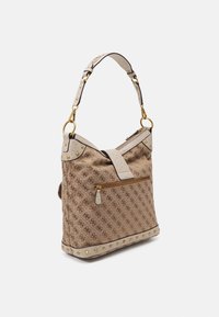 Borsa a spalla beige e marrone con motivo, borchie dorate, tasca frontale con zip e tracolla regolabile con accessori in oro.