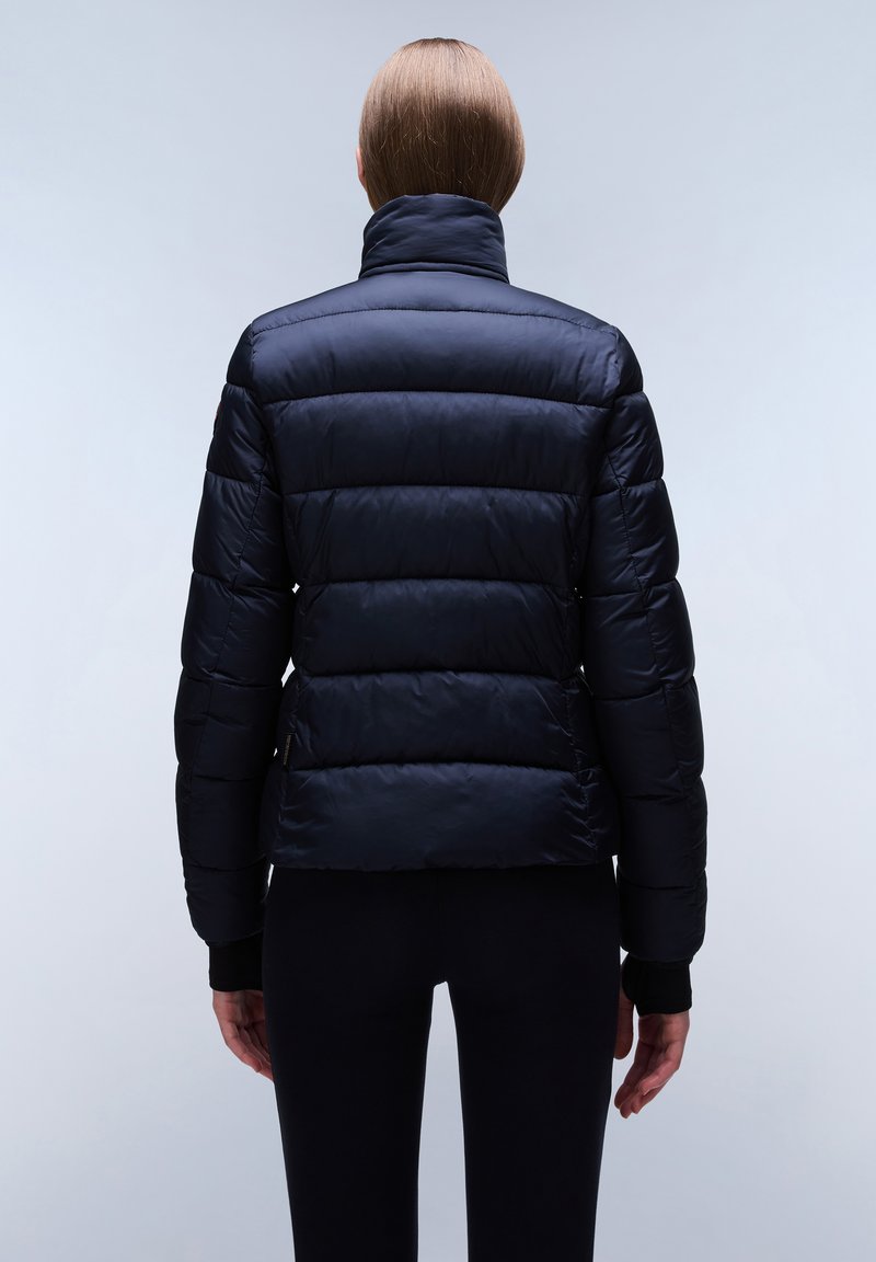 Giacca puffer blu navy con design trapuntato, colletto alto e polsini elasticizzati. Materiale lucido e liscio con tasche laterali e vestibilità corta.