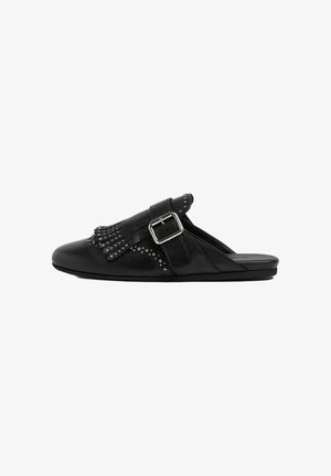 Crne kožne cipele bez vezivanja s kopčom, zakovicama i resicama na gornjem dijelu. Ravni đon s glatkom završnicom.