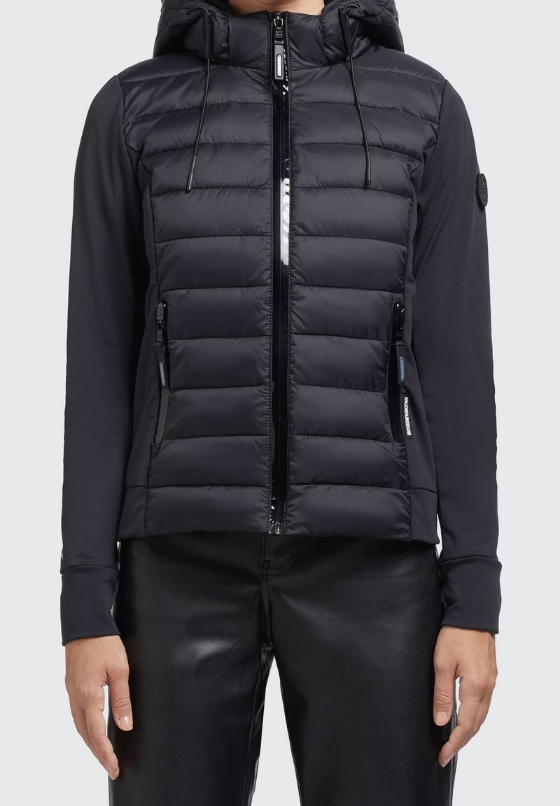 Sort puffers jakke med lynlås foran, hætte og quiltet design. Har elastiske manchetter og to lynlåslommer på siden.