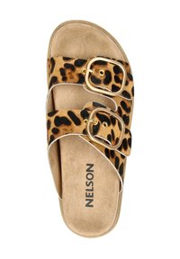 Leopardprint slefsandalen met twee gouden gespen, zachte tan suede voetbed en een gestructureerd oppervlakontwerp. Merkennaam "NELSON" zichtbaar.