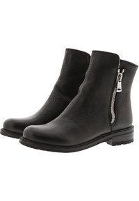 Botas de tobillo de cuero negro con un acabado texturizado, detalle de cremallera lateral, punta redonda y un tacón bajo apilado.