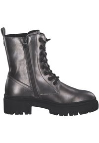 Metallisch grauer Kampfstiefel mit Schnürung vorne, seitlichem Reißverschluss, grober schwarzer Sohle, glatter Textur und verstärkten Nähdetails.