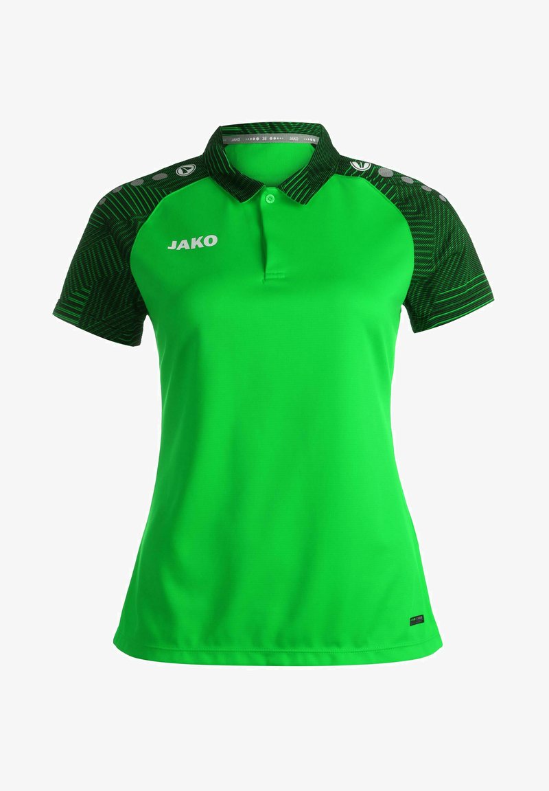 Grünes Poloshirt mit kurzen Ärmeln, schwarzen gemusterten Schultern und einem Kragen. Mit dem „JAKO“-Logo auf der Vorderseite und einem geraden Saum.