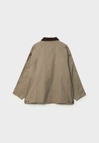 Beige Jacke im entspannten Schnitt mit einem dunkelbraunen Cordkragen; verfügt über eine glatte Textur, lange Ärmel und Knopfdetails am Saum.