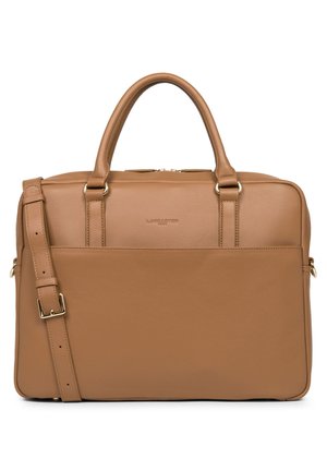 Sac à ordinateur en cuir marron avec double poignées et bandoulière réglable. Comprend une poche avant et des accents en métal doré.