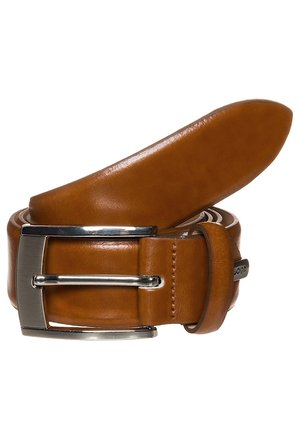 Cintura in pelle marrone arrotolata con fibbia rettangolare in metallo argento e dettagli cuciti sul passante.