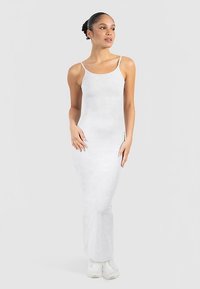 Maxikleid aus Baumwolle in Hellgrau, mit dünnen Trägern, einer taillierten Silhouette und einem langen, fließenden Design, das bis zu den Knöcheln reicht.