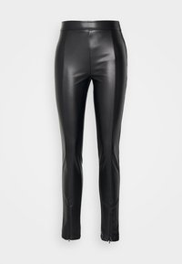 Mustat korkeavyötäröiset tekonahkahaalarit, joissa on etusaumat ja nilkkaversiot, esiteltyinä vaalean valkoista taustaa vasten.