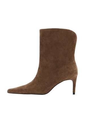 Bota de ante marrón hasta el tobillo con punta puntiaguda y tacón delgado, que presenta un diseño superior limpio y una textura suave.