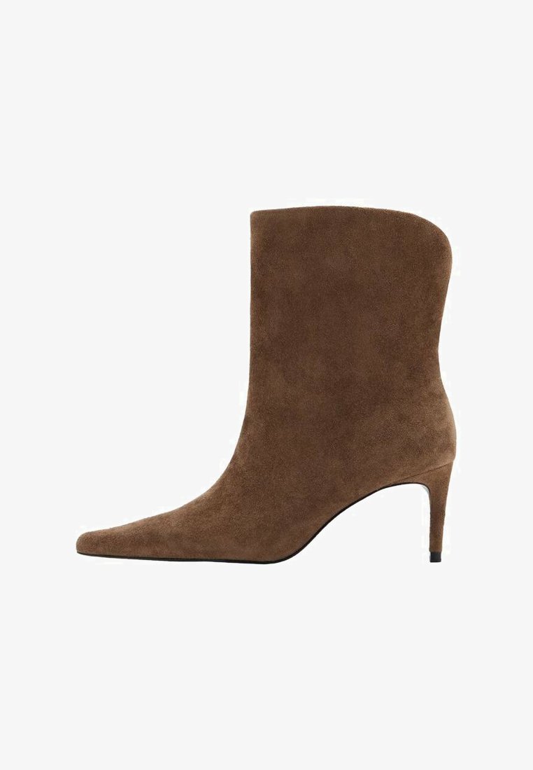Bota de ante marrón hasta el tobillo con punta puntiaguda y tacón delgado, que presenta un diseño superior limpio y una textura suave.