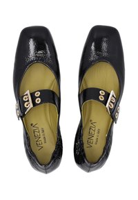 Schwarz, quadratisch geschnittene Schuhe mit einer Lackleder-Oberfläche. Verfügt über eine abgerundete Aussparung und einen Riemen mit goldenen Beschlägen. Das Innenfutter ist grün.