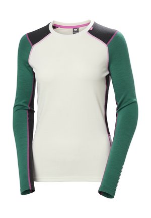 Camiseta deportiva de manga larga con un cuerpo blanco, mangas texturizadas verdes y detalles en negro en los hombros con costuras rosas.
