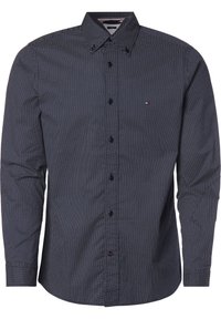 Granatowa koszula zapinana na guziki z małym białym wzorem w kropki, z kołnierzykiem w kształcie ostrego szpica i długimi rękawami, wykonana z lekkiej tkaniny.