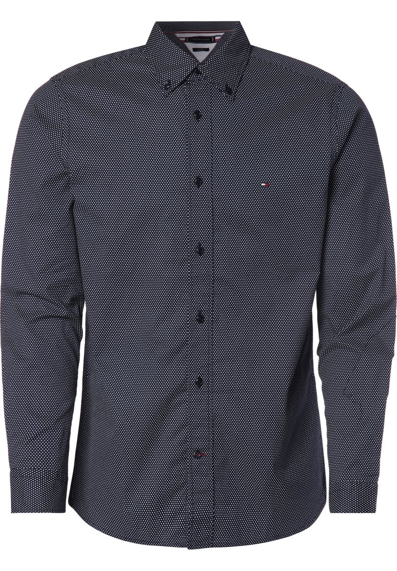 Granatowa koszula zapinana na guziki z małym białym wzorem w kropki, z kołnierzykiem w kształcie ostrego szpica i długimi rękawami, wykonana z lekkiej tkaniny.