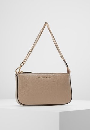 Beżowa teksturowana skórzana torebka na ramię z złotym łańcuszkiem i małym złotym logo Michael Kors z przodu, prezentowana na białym cokole.