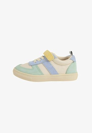 Beež ja pastellroheline sneaker, millel on sinine sametiribaga ja kollane Velcro rihm. Kummist talla tekstuuriga viimistlus.