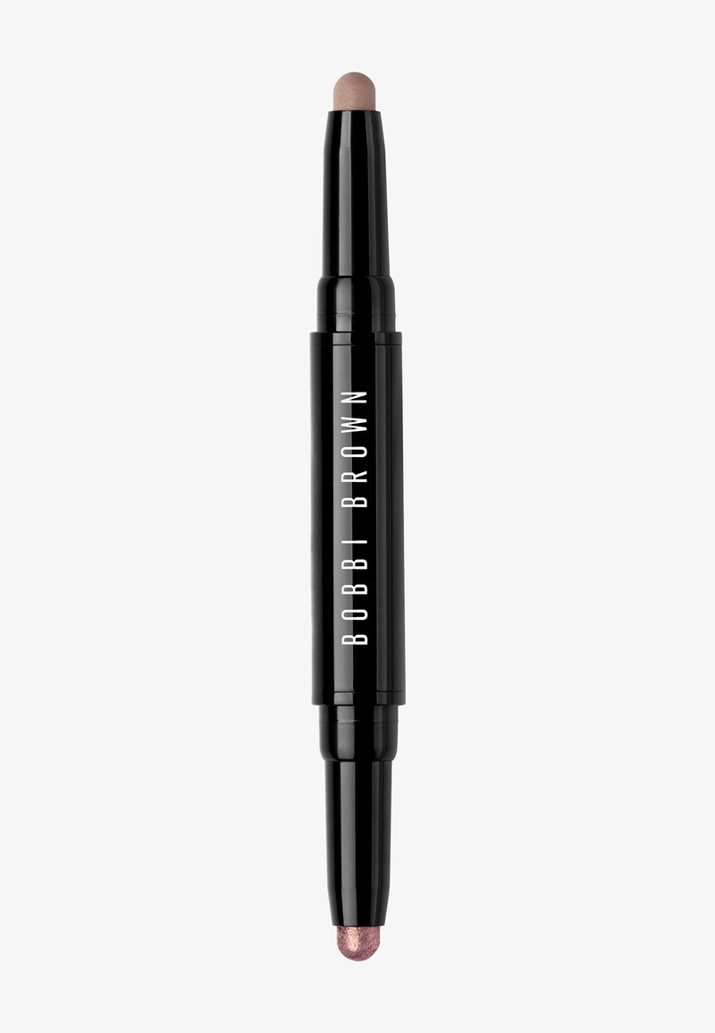 Doppelseitiger Make-up-Stift in eleganter schwarzer Verpackung mit einem matten Taupe- und einem schimmernden Rosé-Ende. Klare Markenbezeichnung in weißem Text.