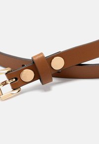 Cinturón de cuero marrón con hebilla de metal dorado, que presenta dos remaches circulares dorados en la correa, textura suave y diseño elegante.