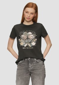 Zwarte katoenen t-shirt met een vlinderafbeelding en bloemen, met de tekst "FLY AWAY Into the Night." Korte mouwen, relaxed fit.
